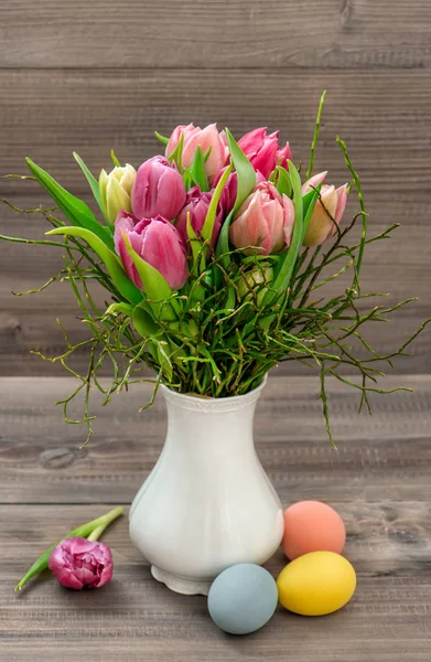 Tulpan blommor påskägg våren färgglada dekoration — Stockfoto