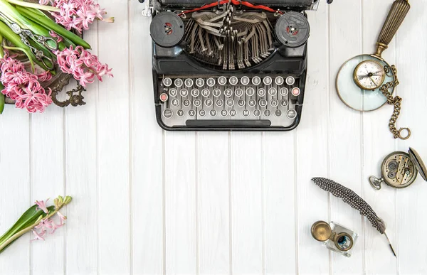 Máquina de escribir antigua flores herramientas de oficina vintage — Foto de Stock