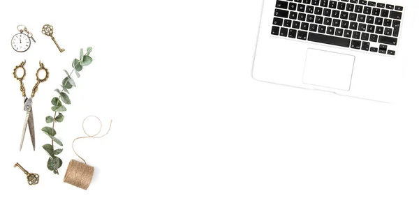 Creativo ufficio scrivania accessori laptop minimalista piatto laici — Foto Stock