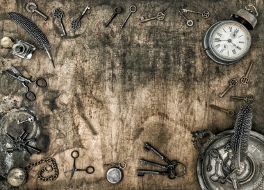 Ahşap arka plan vintage ofis aksesuarları anahtarları saat