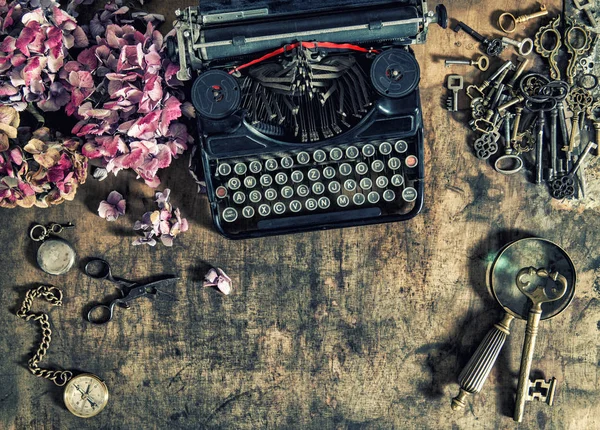 Antica macchina da scrivere hortensia fiori vecchie chiavi tavolo di legno — Foto Stock