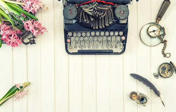 Antique typewriter flowers vintage office tools retro — Stock Photo, Image