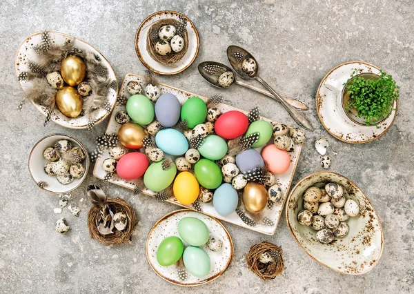 Färgade påsk ägg bordsdekoration — Stockfoto