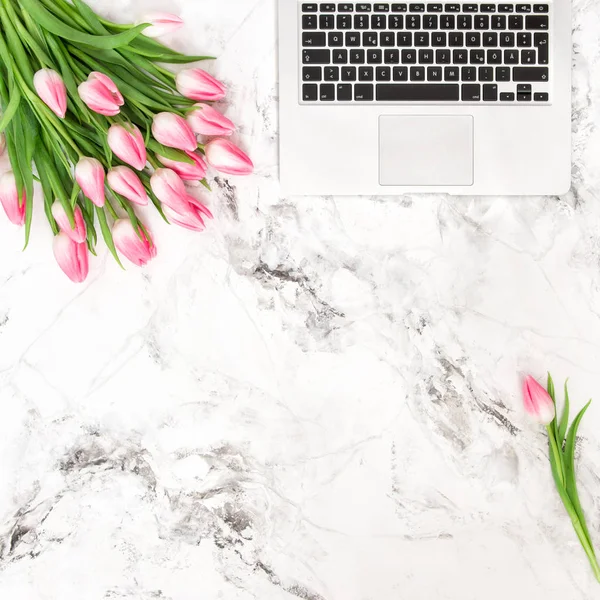 Office skrivbord platt lägga blommor Laptop tulpaner — Stockfoto