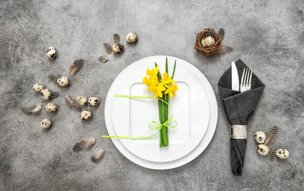 Easter table setting decoration eggs and flowers — Stock Photo, Image