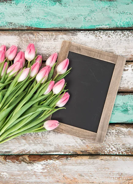 Tulp bloemen blackboard voor uw houten tekstachtergrond — Stockfoto