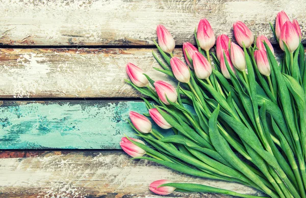 Frische rosa Tulpen Wassertropfen hölzernen Hintergrund — Stockfoto