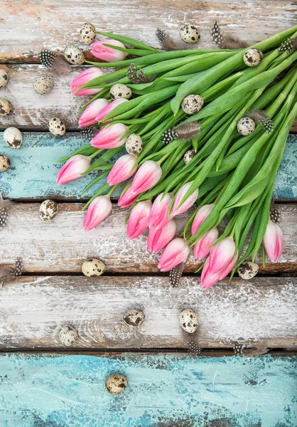 Páscoa decoração ovos rosa tulipa flores — Fotografia de Stock