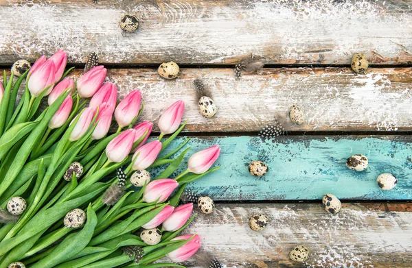 Pasen decoratie eieren roze tulp bloemen — Stockfoto