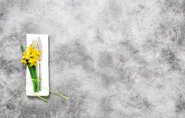 Çatal bıçak peçete bahar çiçek dekorasyon