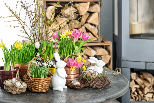 Påsk dekoration blommor ägg tulpaner snödroppar narcissus — Stockfoto