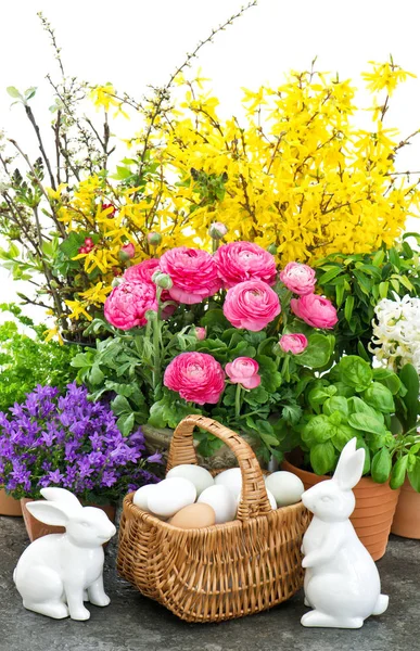 Fiori primaverili Pasqua decorazione coniglietti uova — Foto Stock