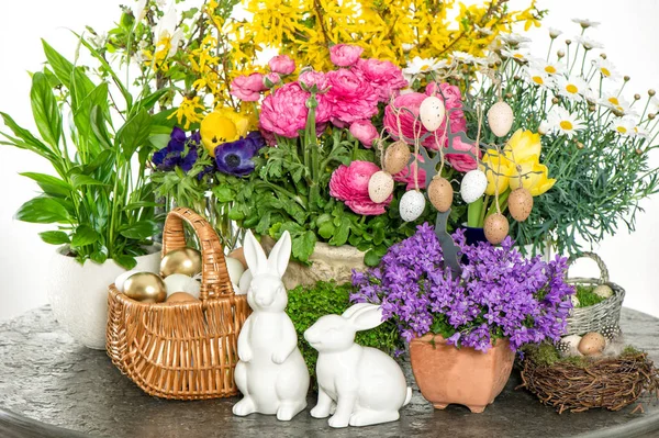 Spring flowers easter decoration white bunny — Stock Photo, Image