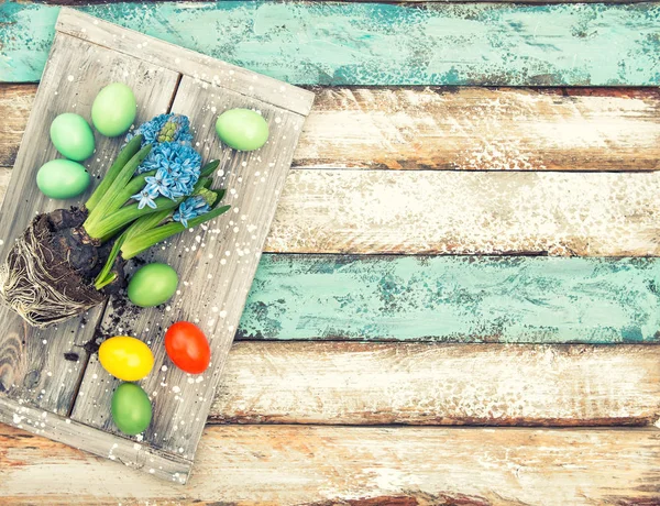 Huevos de Pascua jacinto flores madera fondo vendimia — Foto de Stock