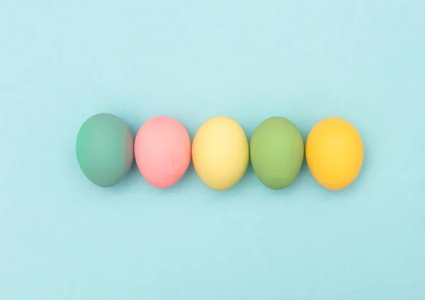 Wielkanocne jaja niebieskim tle kolorowe wakacje transparent — Zdjęcie stockowe