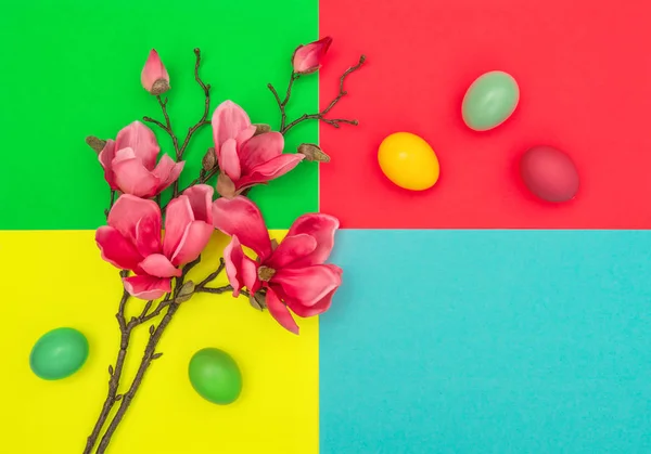 Huevos de Pascua magnolia flores Primavera flores decoración — Foto de Stock