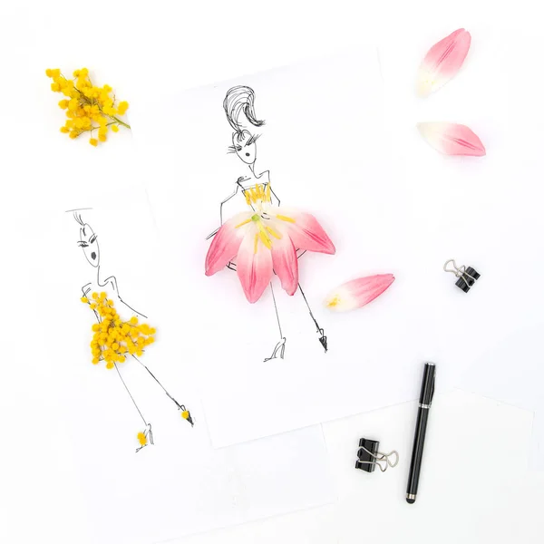 Pose plate avec carnet de croquis fleurs de tulipe mimosa — Photo