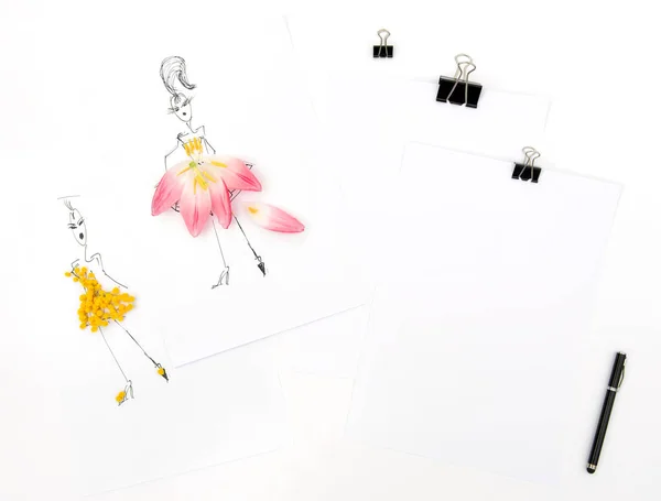 Platt låg med sketchbook tulip mimosa blommor — Stockfoto