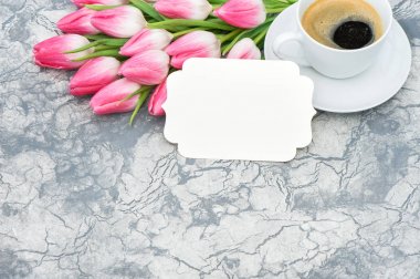 Lale çiçek fincan kahve beyaz kağıt etiket