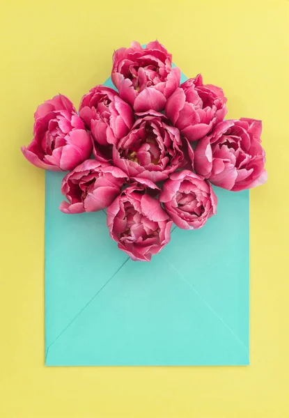 Rózsaszín tulipán virágok boríték virágos háttér — Stock Fotó