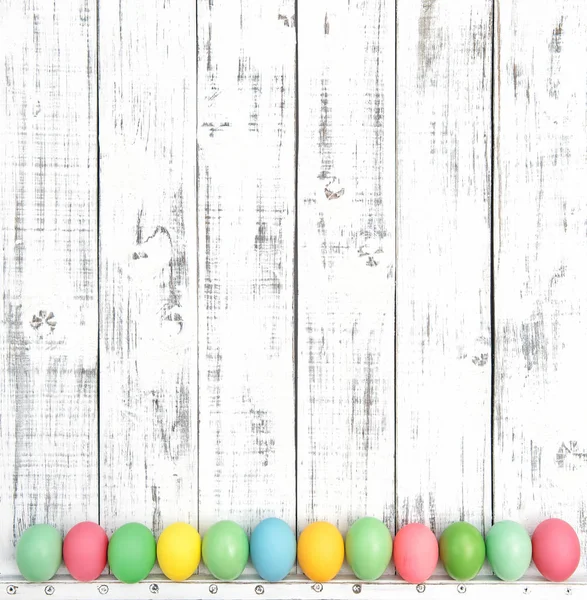 Huevos de Pascua decoración fondo madera — Foto de Stock