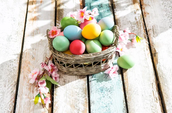 Velikonoční vejce dřevěné pozadí barevné dekorace květiny — Stock fotografie