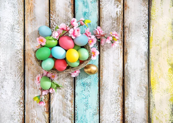 Пасхальные яйца украшение цветов деревянный фон — стоковое фото