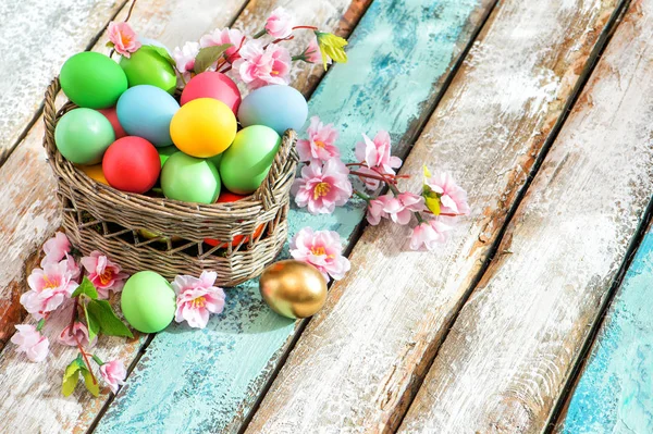 Velikonoční vejce koše barevné dekorace květiny — Stock fotografie
