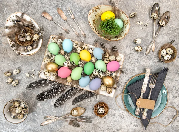 Paskalya yumurta masa dekorasyonu düz üstten görünüm yatıyordu — Stok fotoğraf