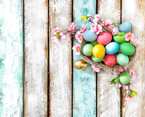 Oeufs de Pâques décoration de fleurs arrangement des vacances — Photo