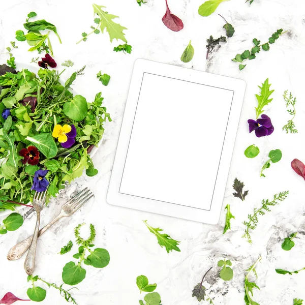 Πράσινη σαλάτα βότανα λουλούδια τροφίμων φόντο δισκίο βιβλίο συνταγών — Φωτογραφία Αρχείου