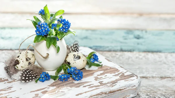 Décoration de Pâques m'oublier pas fleurs oeufs fond en bois — Photo