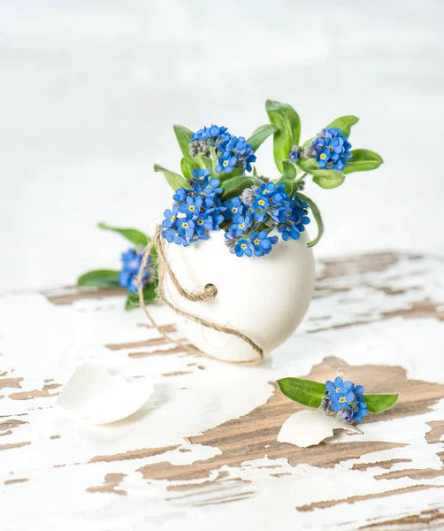 Easter decoration forget me not flowers egg — Stock Photo, Image