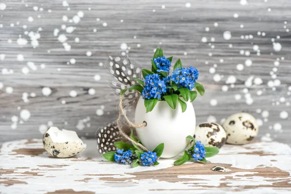 Pasen decoratie Vergeet me niet bloemen eieren — Stockfoto