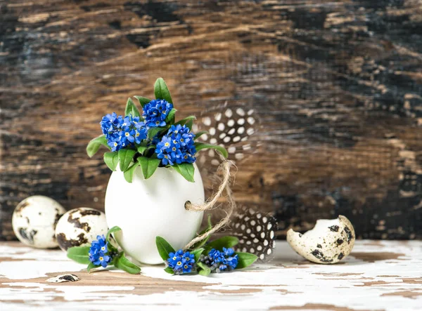 Pascua decoración olvidarme no flores huevos — Foto de Stock