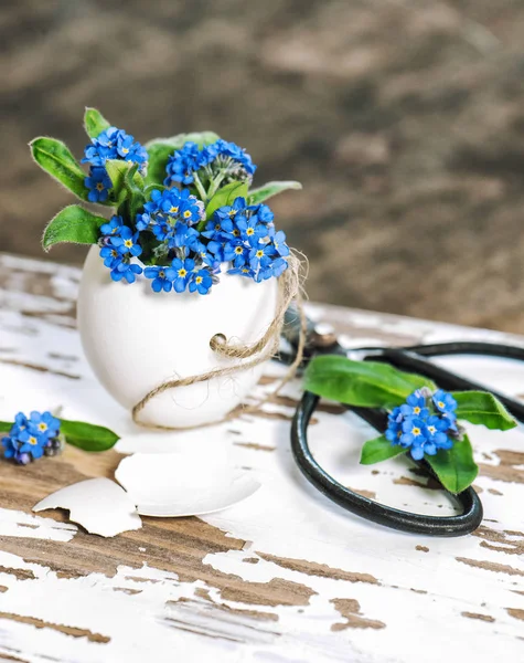 Vergeet me niet bloemen Pasen decoratie — Stockfoto