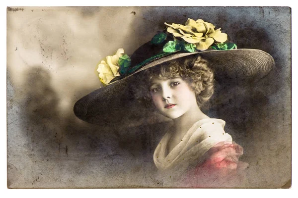 Krásná dívka v vintage šaty a klobouk — Stock fotografie