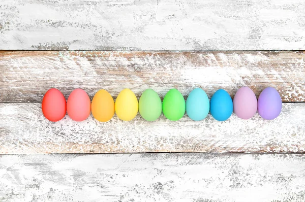 Huevos de Pascua fondo de madera Decoración colorida — Foto de Stock