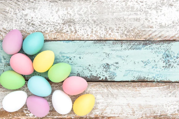Velikonoční vajíčka dekorace rustikální dřevěné pozadí — Stock fotografie