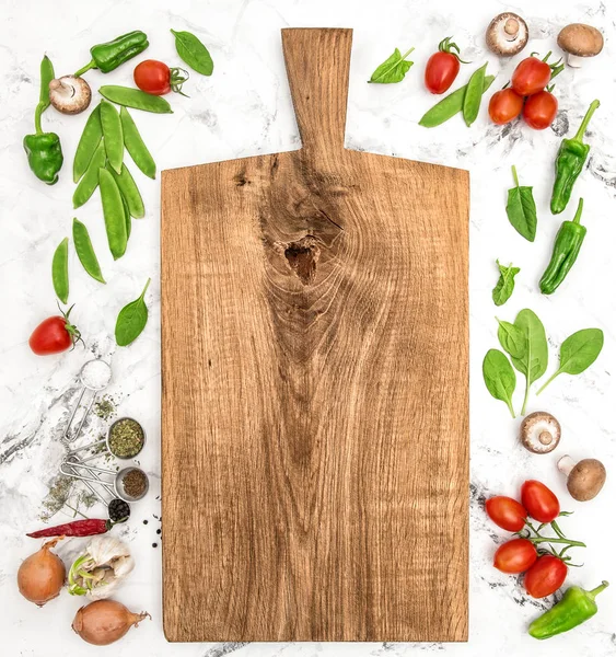 Deska do krojenia i czyste jedzenie warzyw zdrowej żywności detox — Zdjęcie stockowe