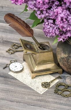 Eflatun çiçekler ve antika aksesuarlar