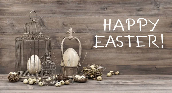 Pascua decoración huevos nido pájaro jaula vintage texto —  Fotos de Stock