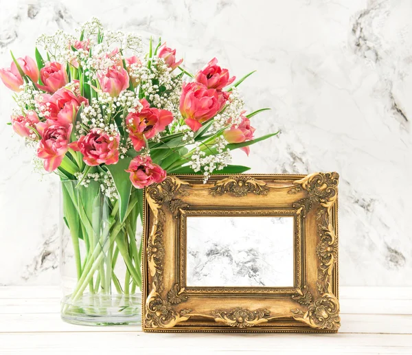 Rosa tulpan blommor gyllene bildram — Stockfoto
