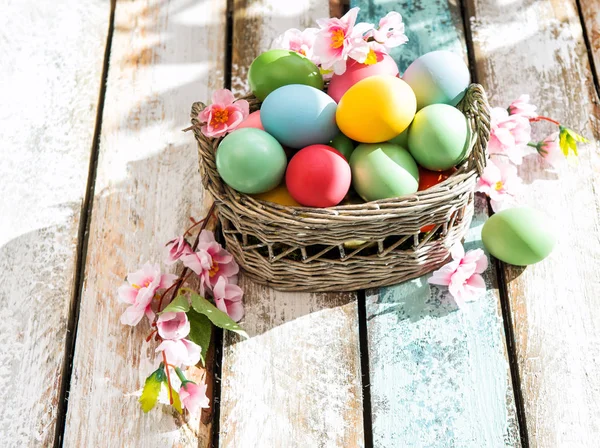 Easter eggs wooden background decoration flowers — Stock Photo, Image