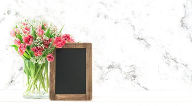 Pembe Lale blackboard bahar çiçekleri tatil arka plan