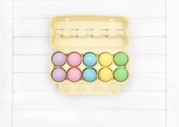 착 색된 부활절 달걀 장식 계란 상자 — 스톡 사진