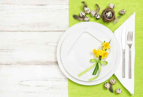 Mesa decoración huevos de Pascua flores Puesta plana —  Fotos de Stock
