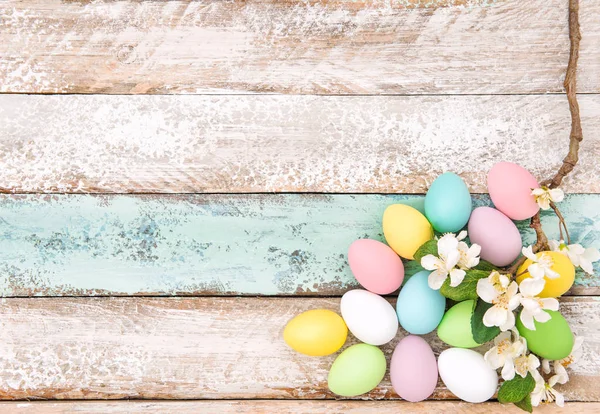 Ovos de Páscoa flores decoração fundo de madeira — Fotografia de Stock