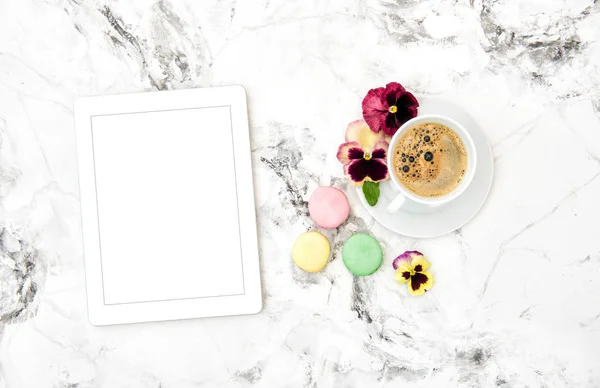 Tablet PC coffee cookies spring pansy flowers Floral flat lay — Stock Photo, Image
