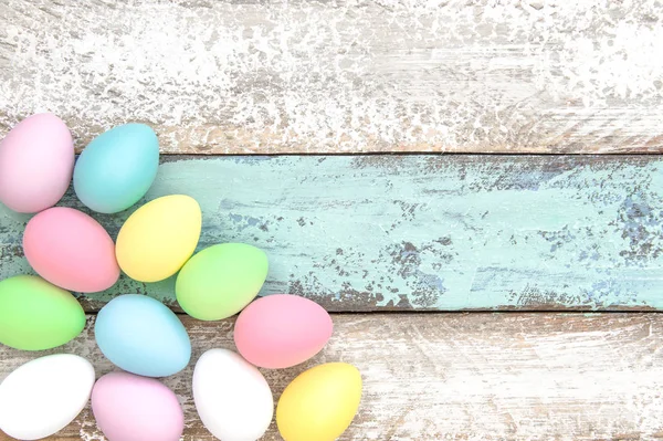 Пастельные цветные пасхальные яйца украшения пространство для копирования — стоковое фото